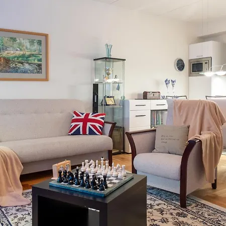 Beautiful 1-bedroom By The Sea With Balcony